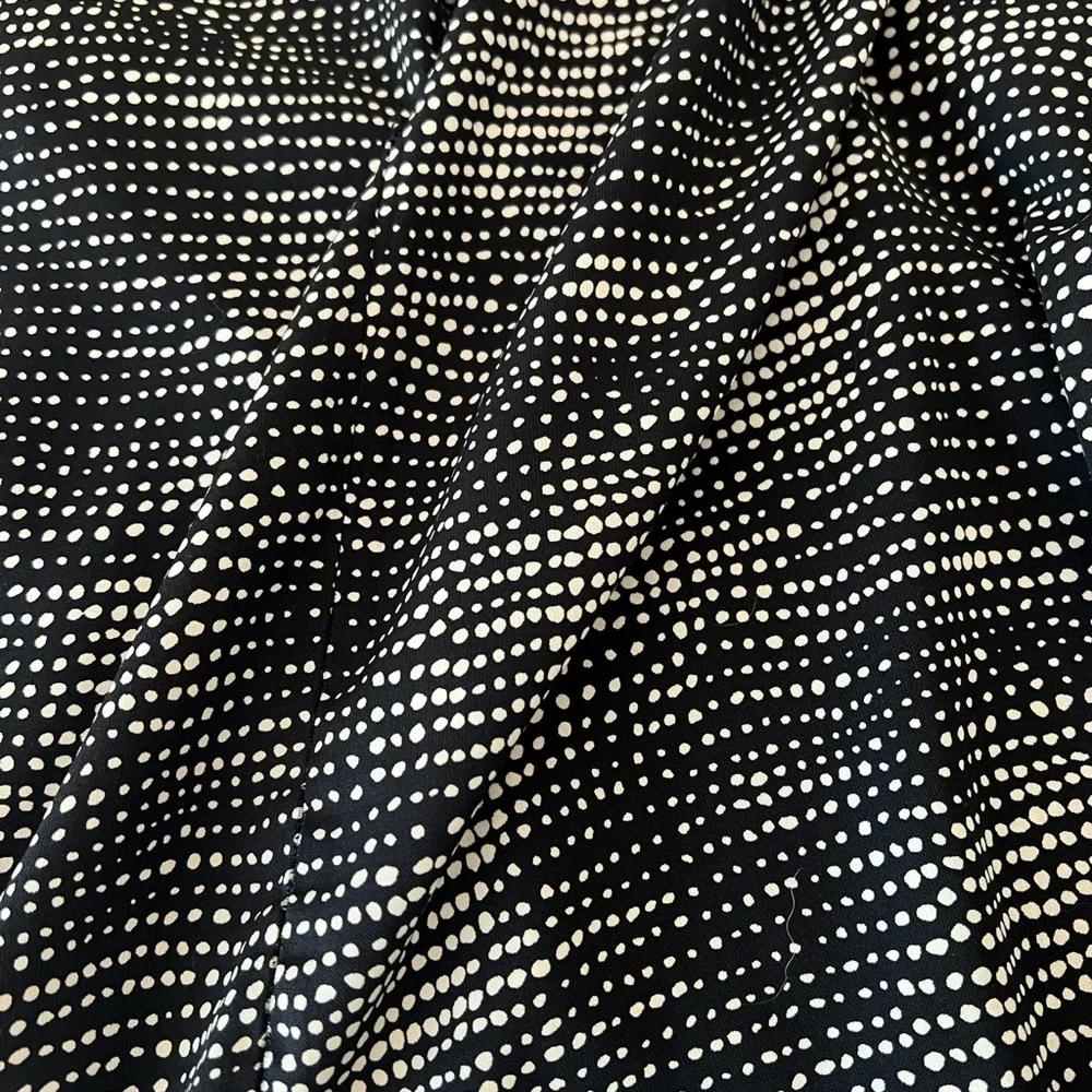 Elegant Black and White Women's Dress - Picture 4 of 9